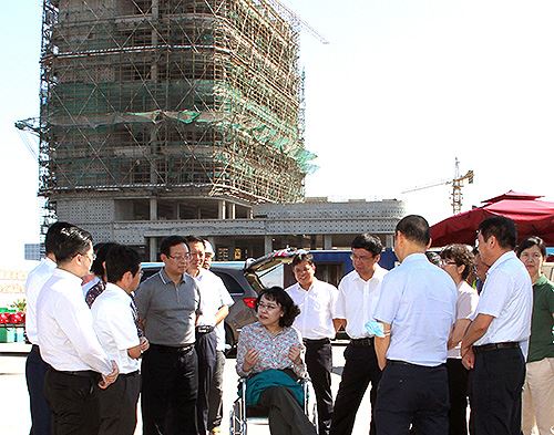 图为张海迪一行在建设工地考察