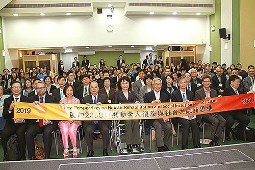 图为张海迪出席香港复康会60周年研讨会