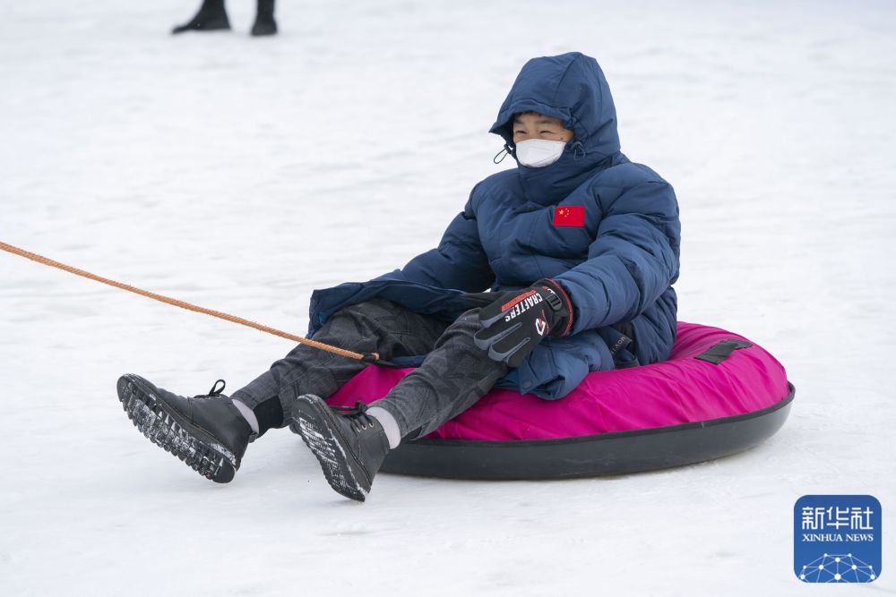 图为现场嘉宾在启动亚美体育登陆上体验雪圈项目