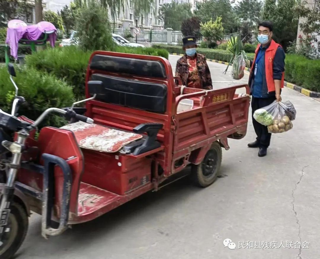 图为疫情期间为残疾群众配送蔬菜