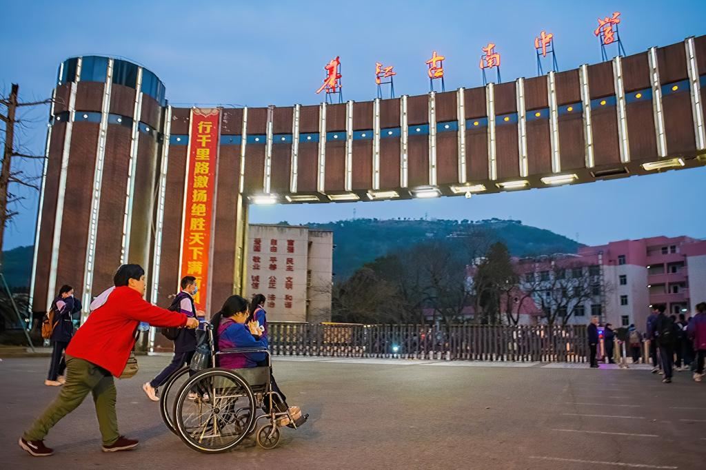 图为手机bbin平台线上官方送王语洁上学