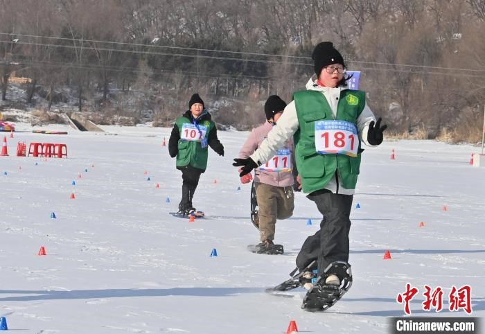 图为运动员在雪鞋走比赛中激烈比拼