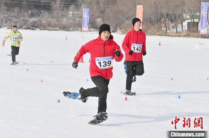 图为运动员在雪鞋走比赛中激烈比拼