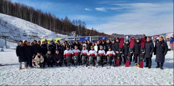 图为程凯主席看望国家冬残奥高山滑雪队和单板滑雪队运动员