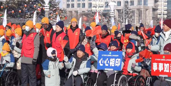 图为各代表队准备参加冰雪活动