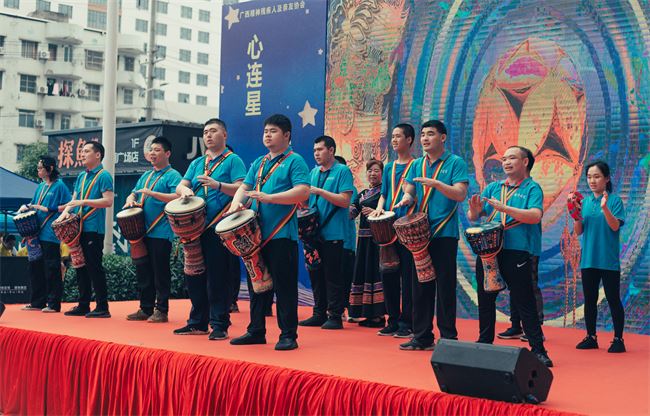 图为南宁爱 星星艺术团进行非洲鼓表演