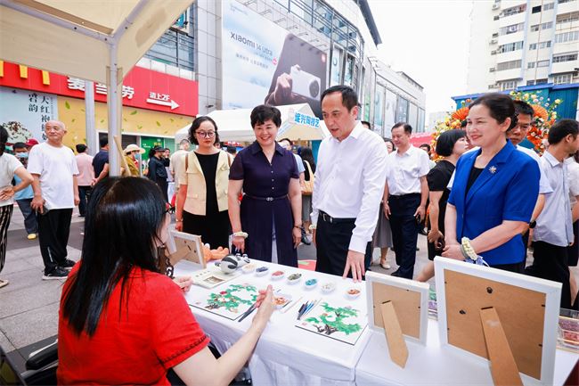 图为出席活动领导参观残疾人扶残助残市集