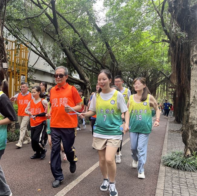 图为盲人助跑主题活动现场