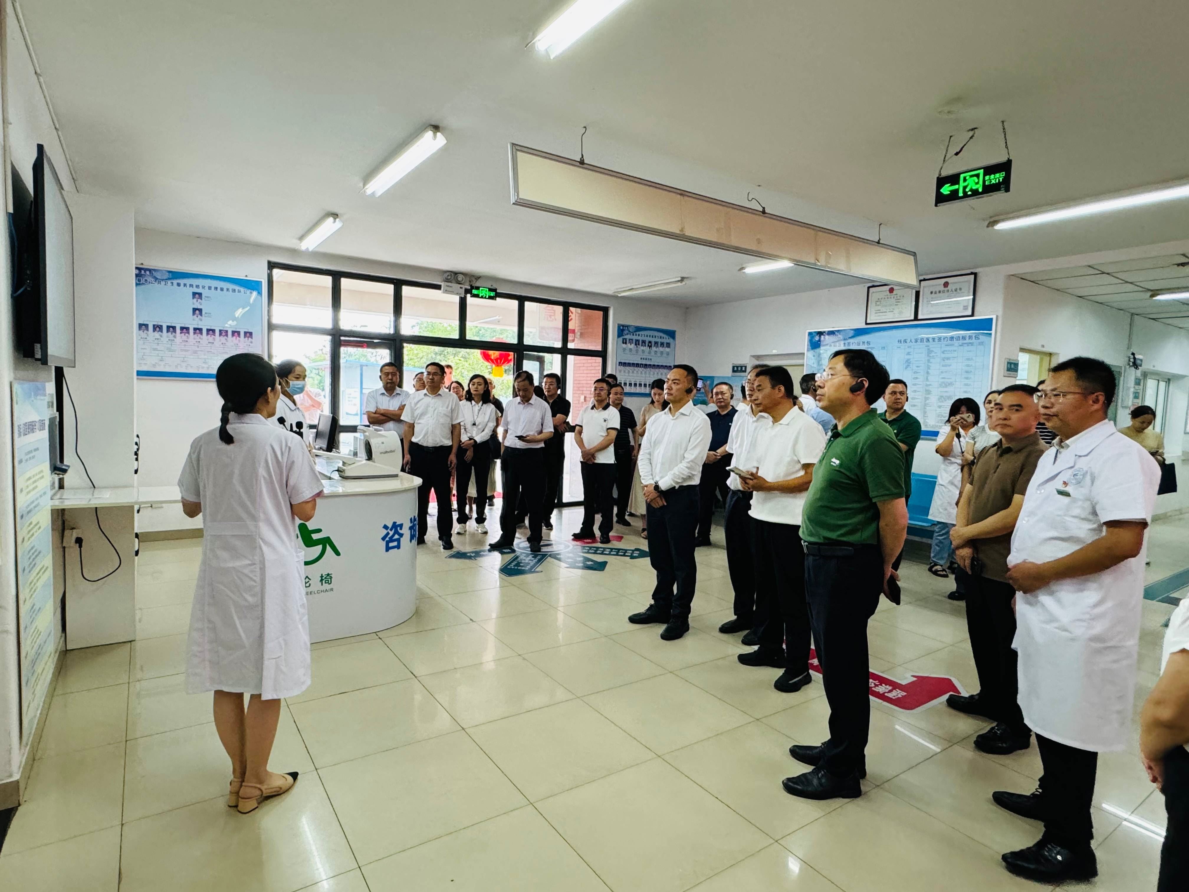 图为参训人员实地参观残疾人就医便利天游平台网站首页的设施和流程